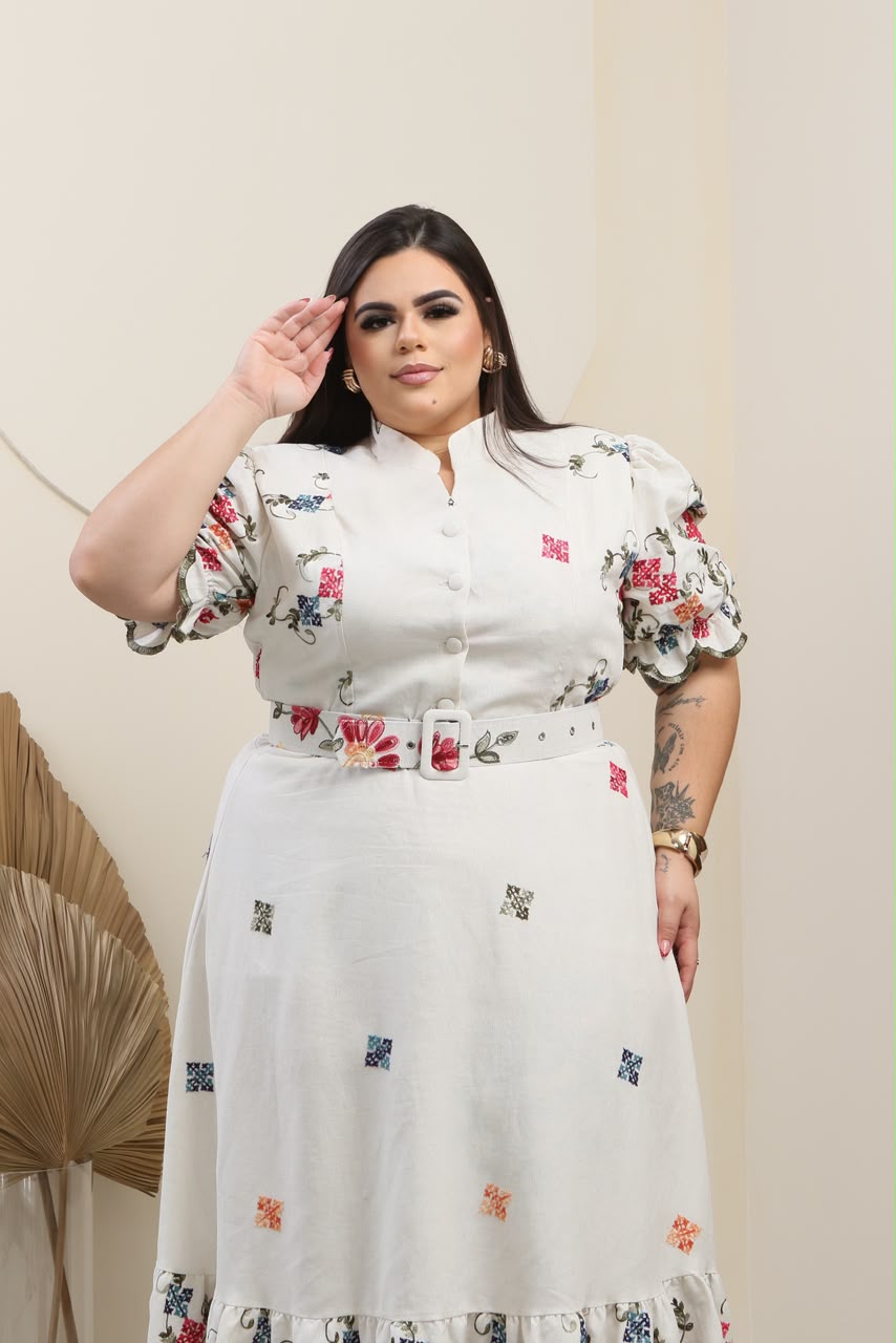 Vestido Midi Plus Size em Linho com Cinto Forrado e Botões no Busto