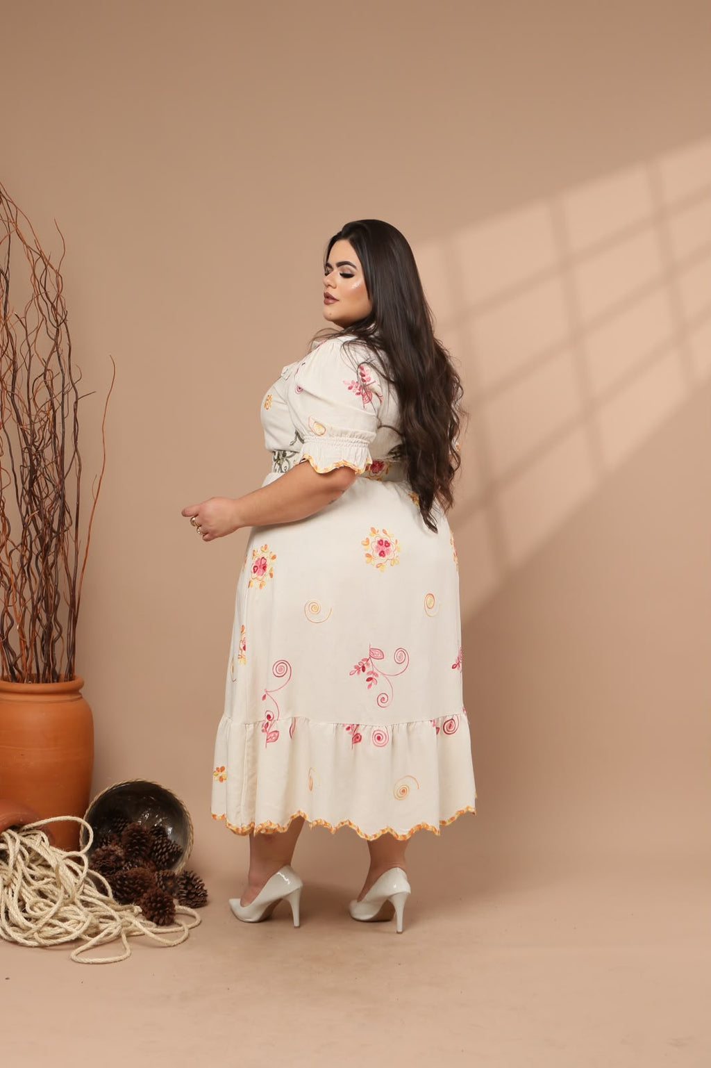 Vestido Midi Plus Size com Detalhes no Busto e Cinto Forrado – Tecido Linho Bordado