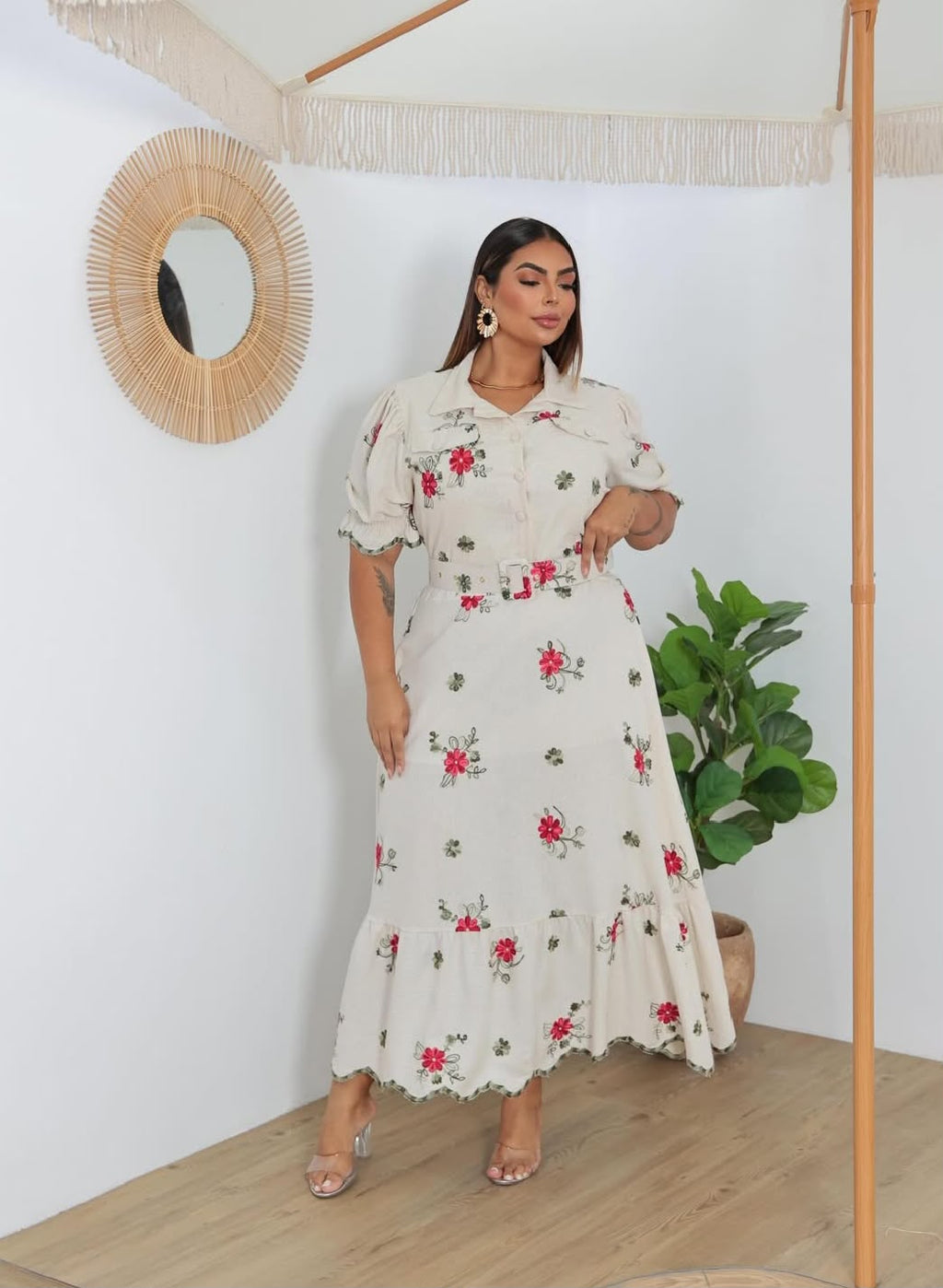 Vestido Midi Plus Size com Detalhes no Busto e Cinto Forrado – Tecido Linho Bordado