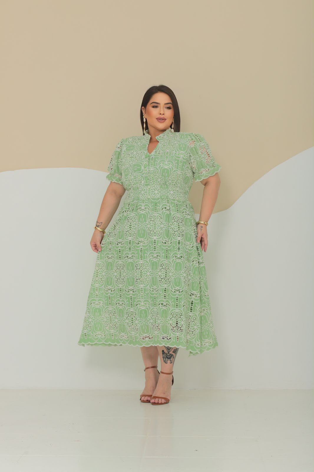 Vestido Midi Plus Size com Botões no Busto – Tecido Rechilieu