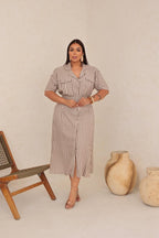 Chamise Plus Size Listrado com Cinto Forrado e Bolsos – Tecido Linho