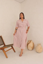 Chamise Plus Size Listrado com Cinto Forrado e Bolsos – Tecido Linho
