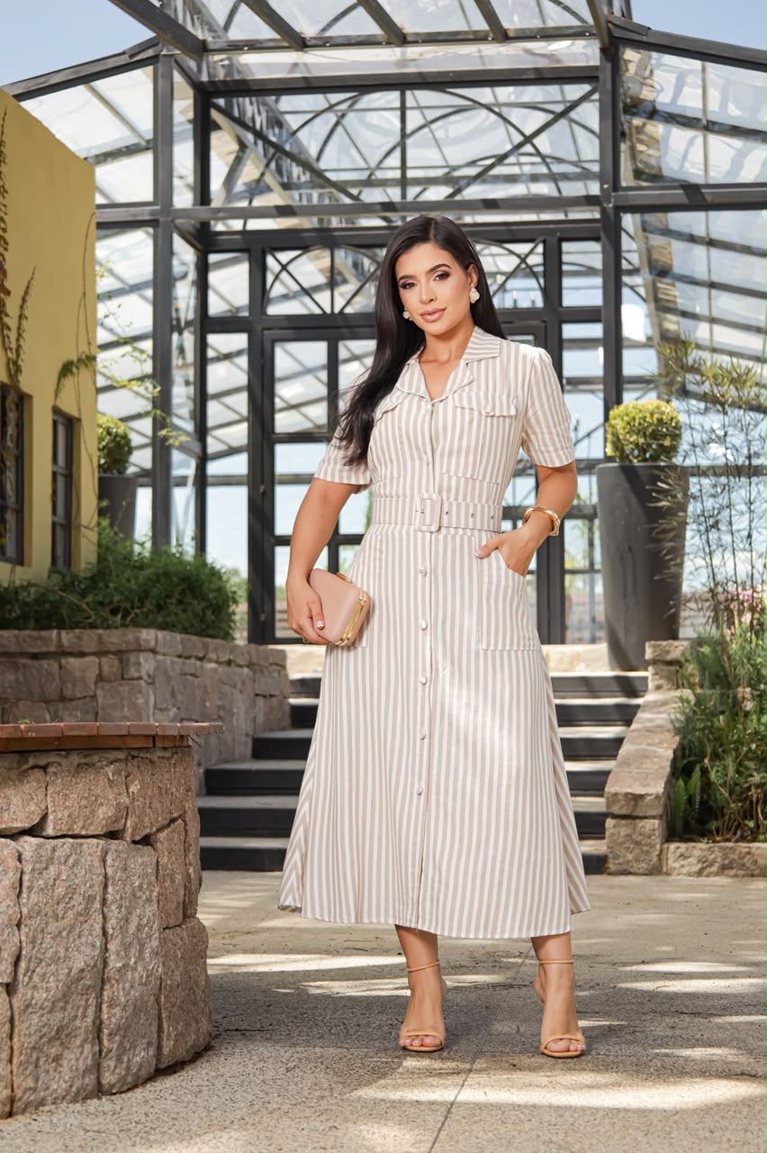 Chemise Listrada com Cinto, Bolsos e Forro - Tecido Linho