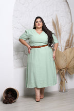 Vestido Midi Plus Size com Cinto - Tecido Sensorial