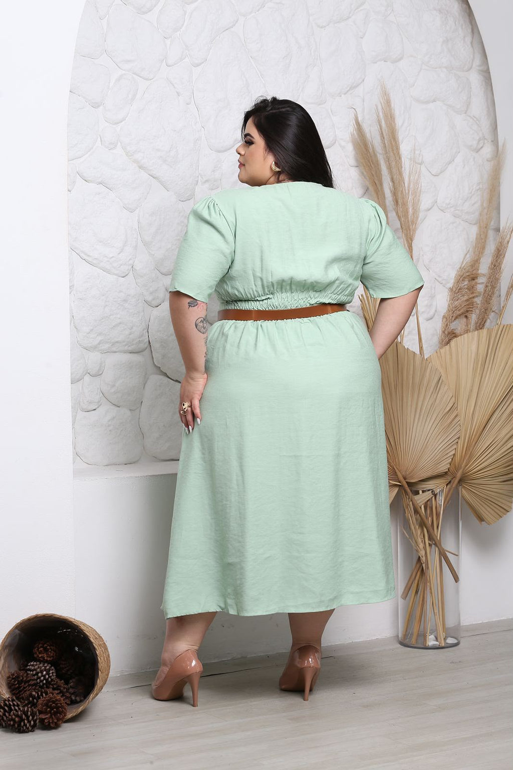Vestido Midi Plus Size com Cinto - Tecido Sensorial