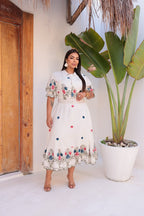 Vestido Midi Plus Size com Detalhes no Busto e Cinto - Linho Bordado
