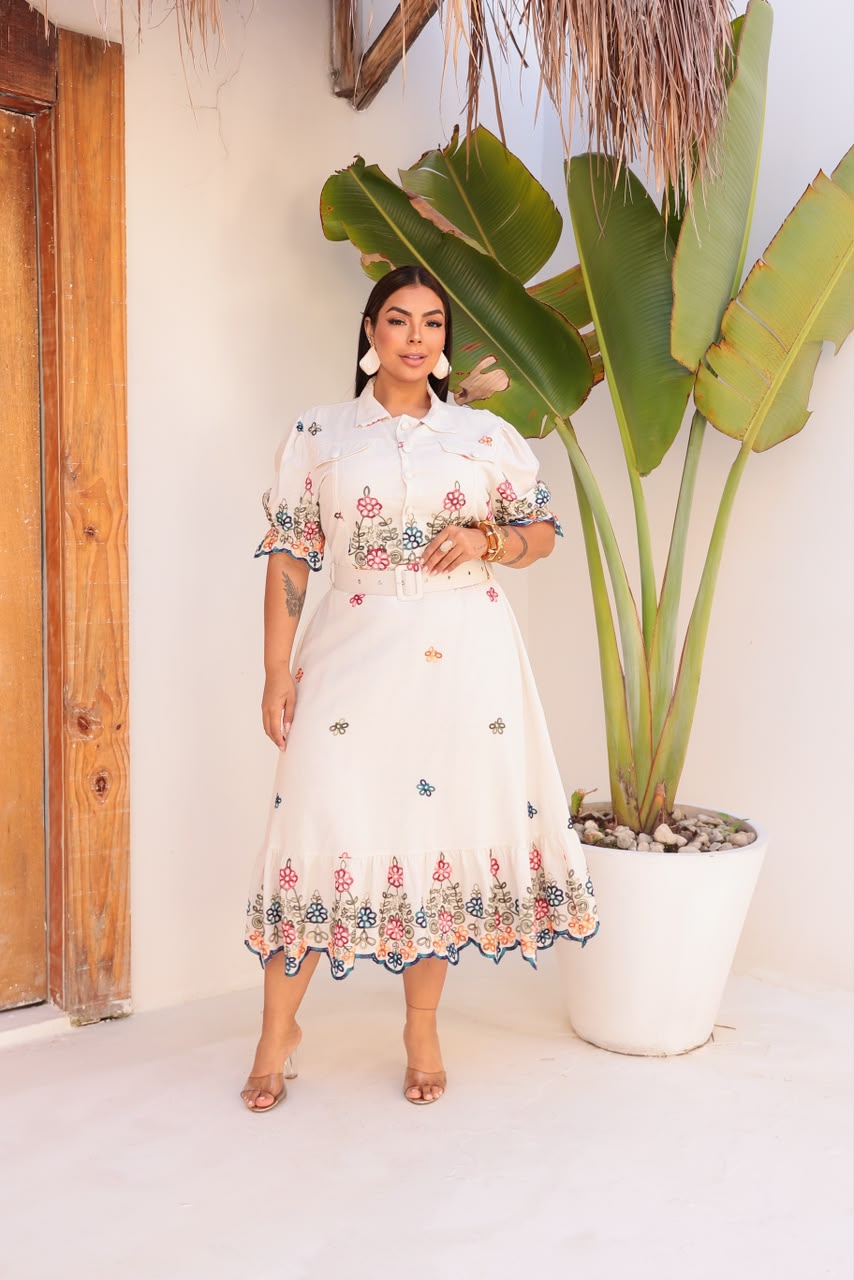 Vestido Midi Plus Size com Detalhes no Busto e Cinto - Linho Bordado