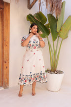 Vestido Midi Plus Size com Detalhes no Busto e Cinto - Linho Bordado