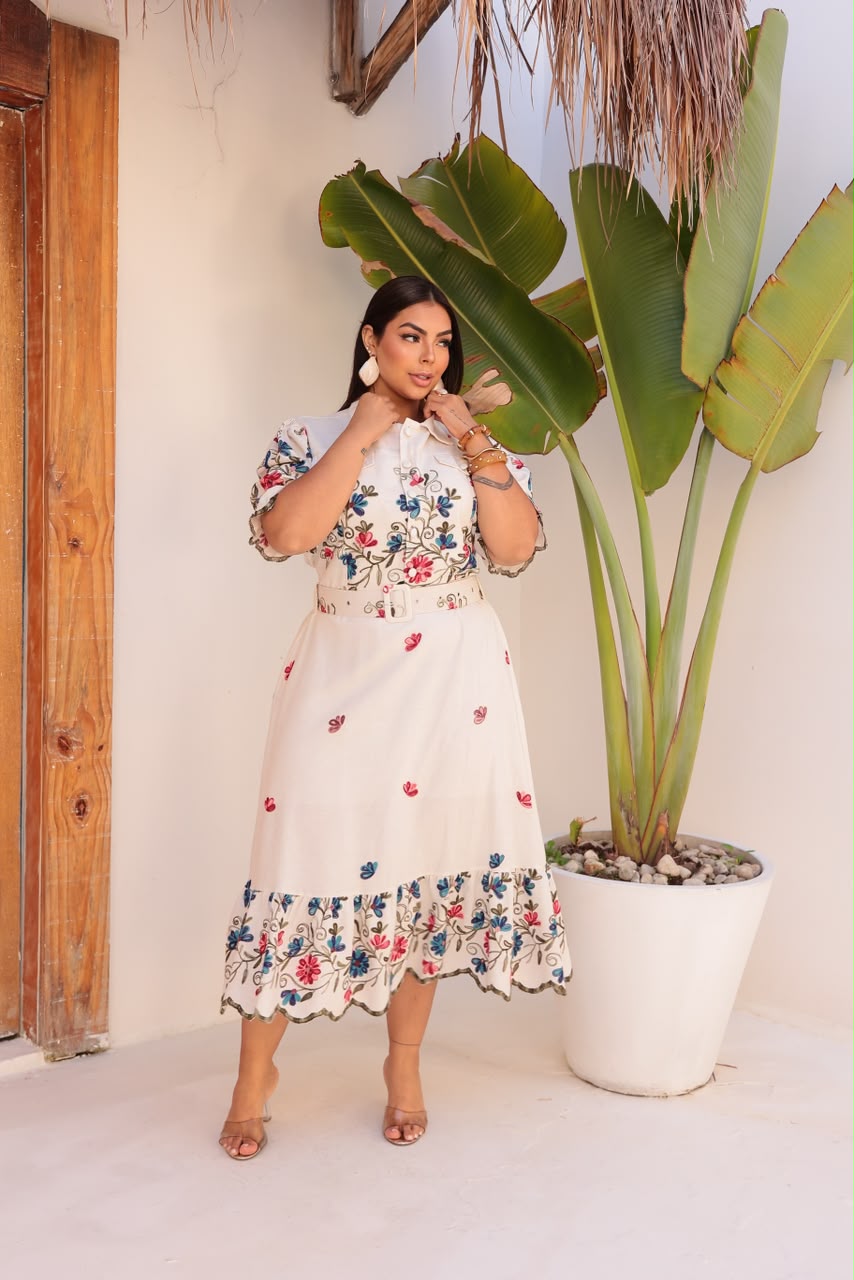 Vestido Midi Plus Size com Detalhes no Busto e Cinto - Linho Bordado