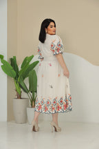 Vestido Midi Plus Size com Detalhes no Busto e Cinto - Linho Bordado