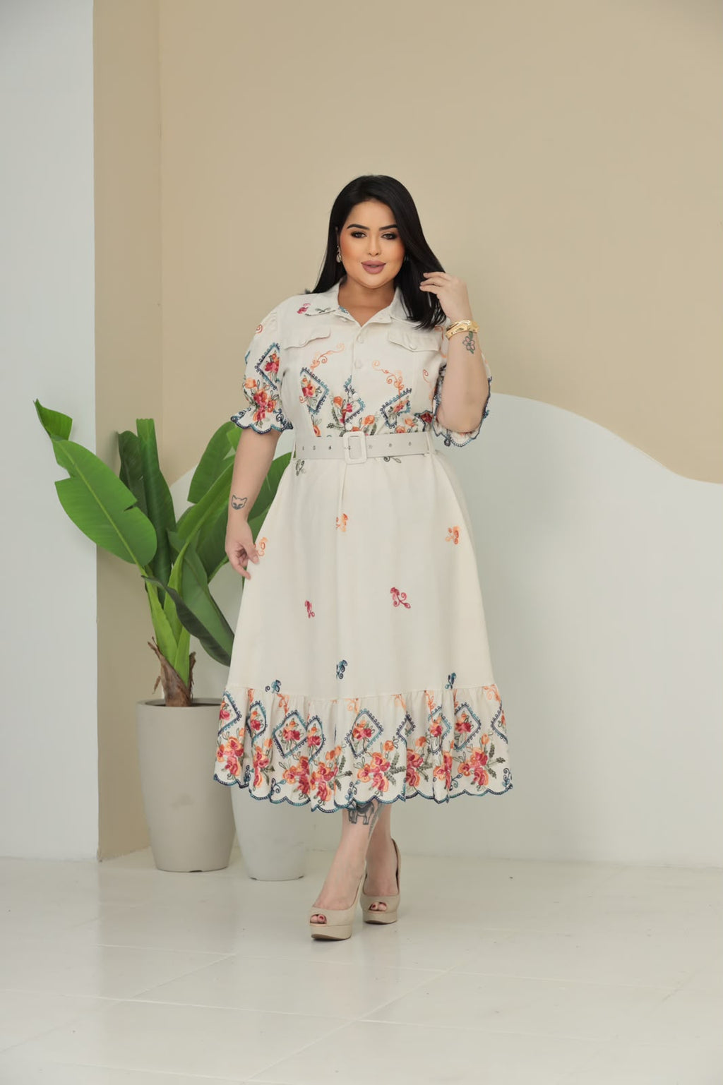 Vestido Midi Plus Size com Detalhes no Busto e Cinto - Linho Bordado