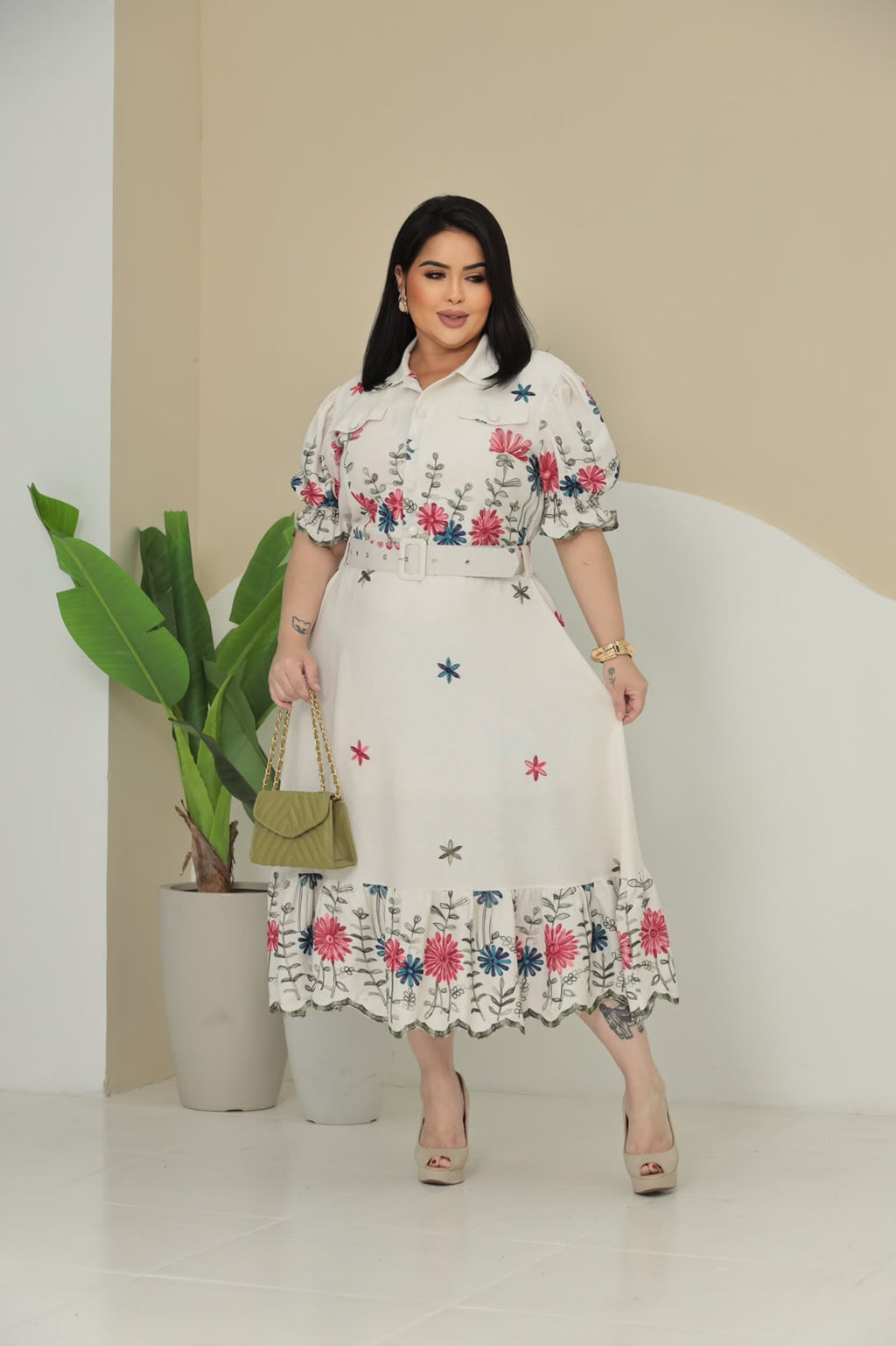 Vestido Midi Plus Size com Detalhes no Busto e Cinto - Linho Bordado