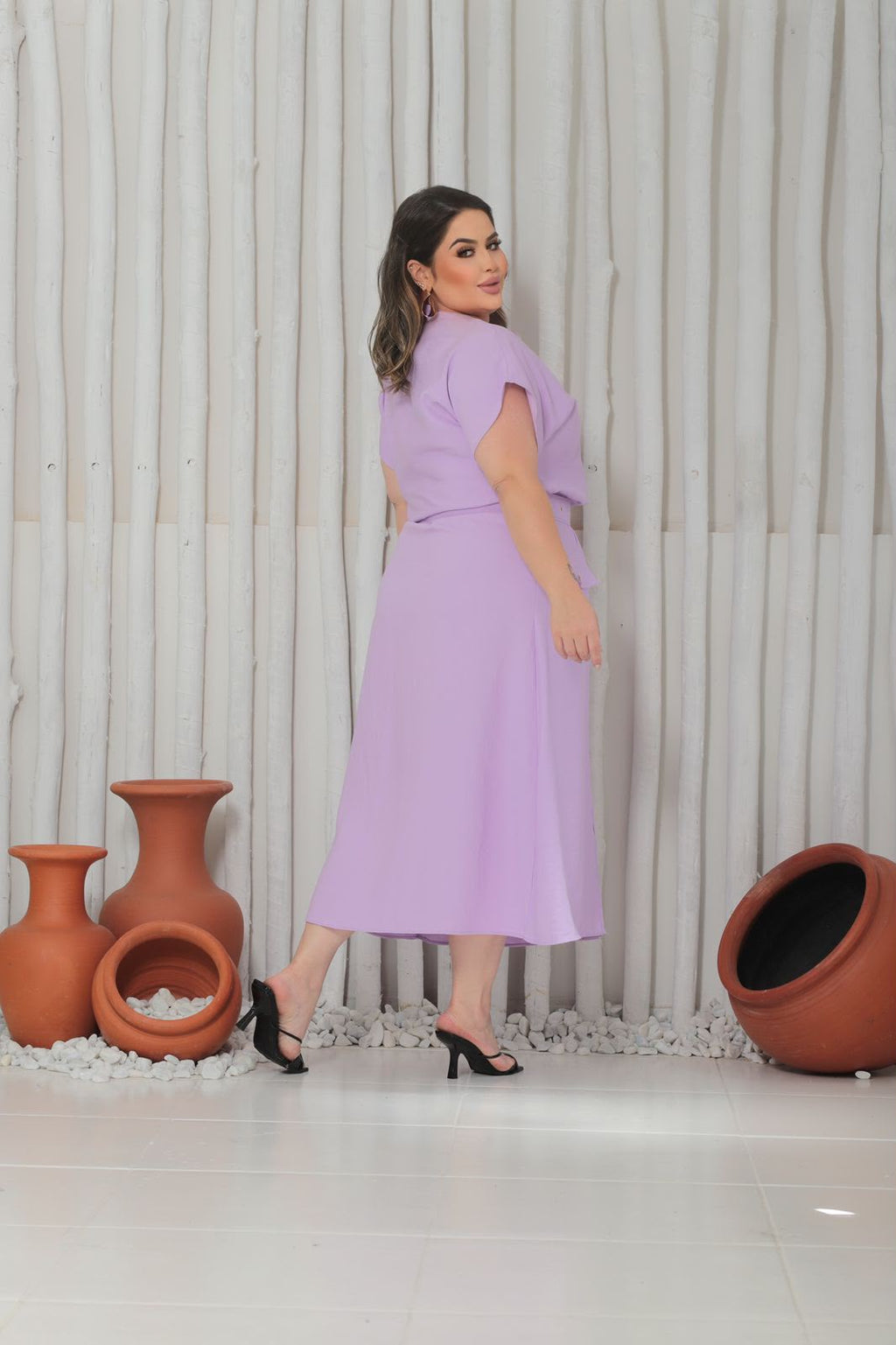 Vestido Midi Plus Size com Bolsos Frontais e Cinto - Tecido Sensorial