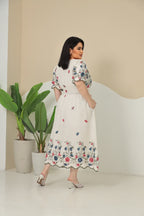 Vestido Midi Plus Size com Decote Coração, Cinto e Bolsos - Tecido Linho
