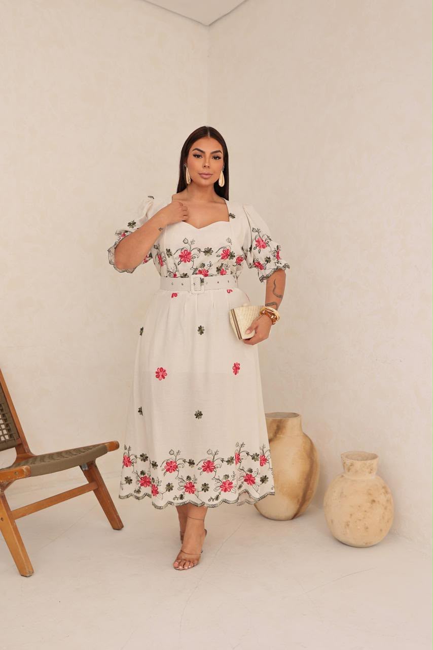 Vestido Midi Plus Size com Decote Coração, Cinto e Bolsos - Tecido Linho