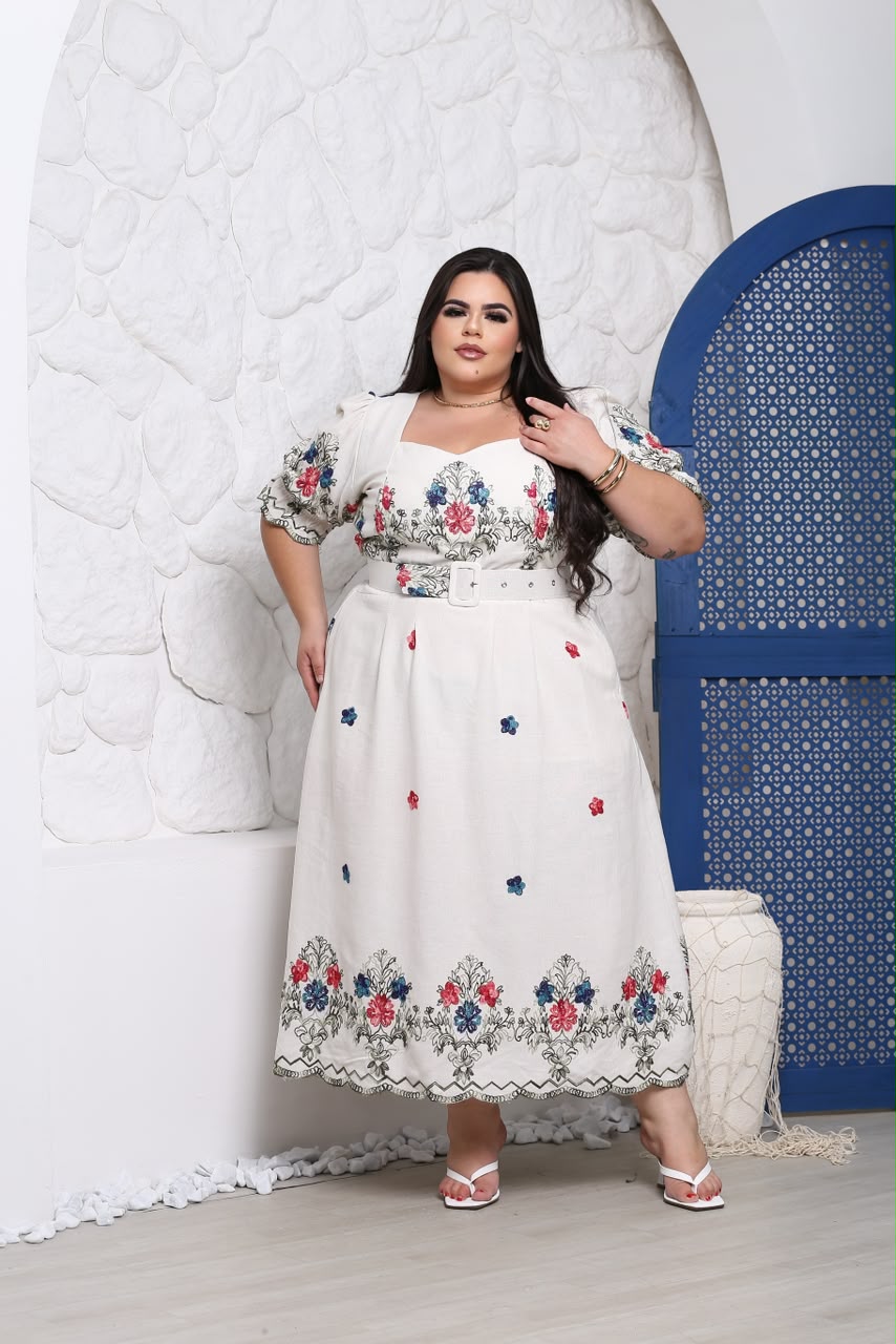 Vestido Midi Plus Size com Decote Coração, Cinto e Bolsos - Tecido Linho
