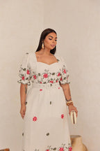 Vestido Midi Plus Size com Decote Coração, Cinto e Bolsos - Tecido Linho